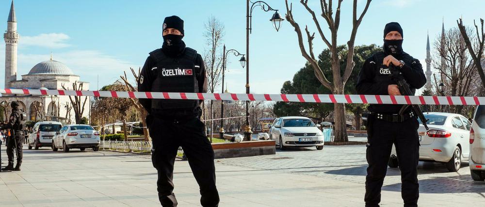 Polizisten sichern den Sultan-Ahmet-Platz in Istanbul.