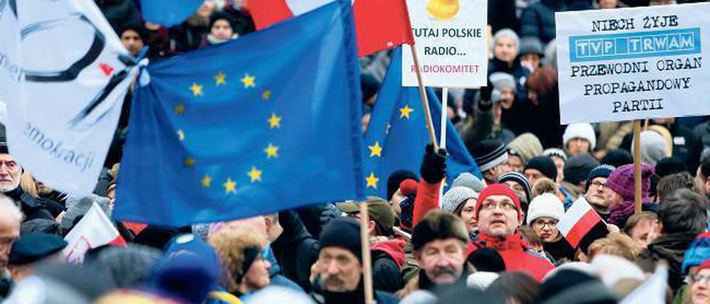 Protest. Tausende demonstrierten am Wochenende in Warschau gegen die massive Einflussnahme der Regierung auf die öffentlich-rechtlichen Medien.