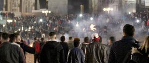 Zahlreiche Menschen sind am 31.12.2015 in Köln (Nordrhein-Westfalen) auf dem Vorplatz des Hauptbahnhofs zu sehen.