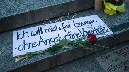 Ein Plakat mit der Aufschrift "Ich will mich frei bewegen - ohne Angst, ohne Vorurteile" aufgenommen am 10.01.2016 in Köln vor dem Dom. 