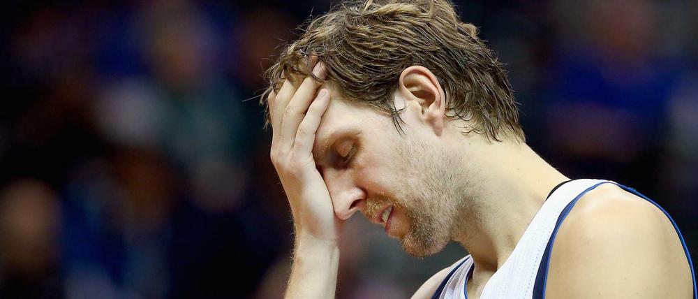 Dirk Nowitzki am Verzweifeln. Sein Team ist chancenlos gegen die San Antonio Spurs.