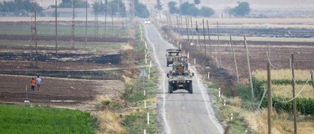 Türkische Panzer patrouillieren nahe der syrischen Grenze in der Nähe der türkischen Stadt Kilis.