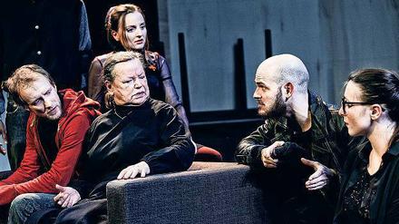 Alles Rote. Felix Witzlau, Celina Rongen (o.), Ursula Werner, Benjamin Kühni, Rose Thormeyer (v. l.). 