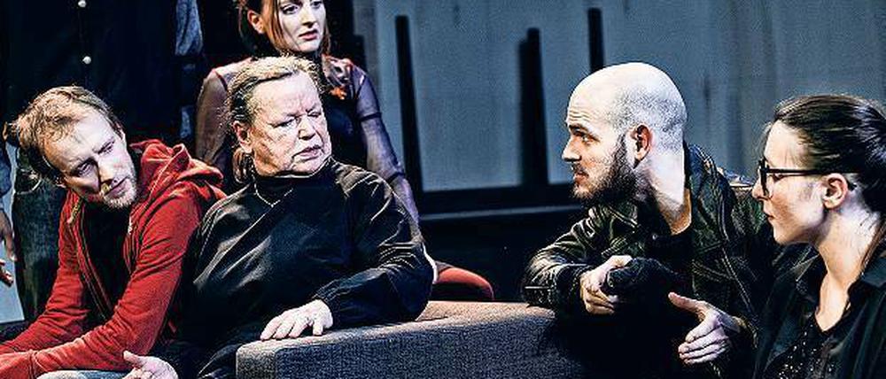 Alles Rote. Felix Witzlau, Celina Rongen (o.), Ursula Werner, Benjamin Kühni, Rose Thormeyer (v. l.). 