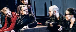 Alles Rote. Felix Witzlau, Celina Rongen (o.), Ursula Werner, Benjamin Kühni, Rose Thormeyer (v. l.).