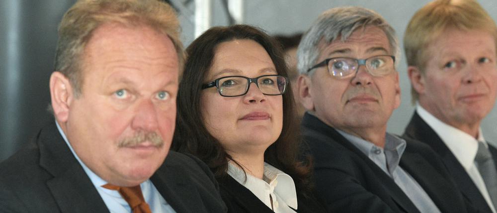 Gruppenbild mit Dame: Verdi-Chef Frank Bsirske, Bundesarbeitsministerin Andrea Nahles, der IG-Metall-Vorsitzende Jörg Hofmann sowie DGB-Chef Reiner Hoffmann.