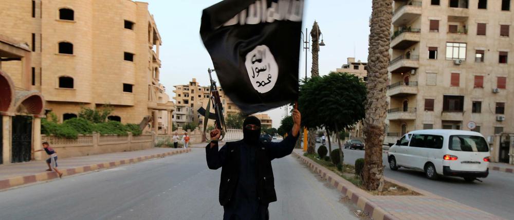 Ein IS-Kämpfer schwenkt eine Fahne in Raqqa, Syrien.