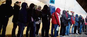 Flüchtlinge in der Schlange vor dem Lageso.