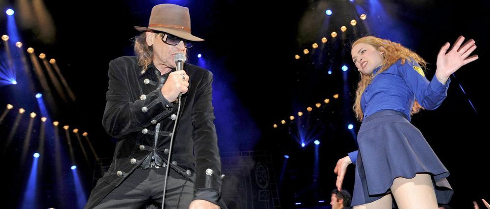 Udo Lindenberg und die Jessy-Darstellerin Josephin Busch, Udos "Mädchen aus Ost-Berlin," singen am 13. Januar2011 bei der Premiere des Musicals "Hinterm Horizont" im Theater am Potsdamer Platz nach der Aufführung auf der Bühne. 