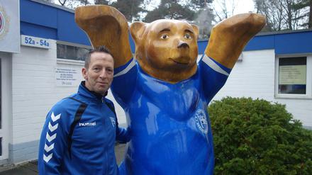 Mein Freund, der Verein... Christian "Kiki" Broßmann vor dem Vereinsheim in Berlin-Zehlendorf an der Onkel-Tom-Straße.