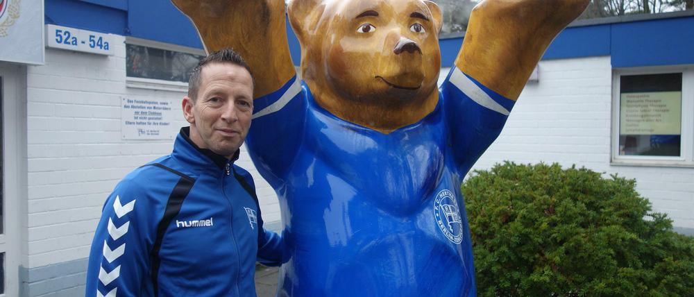 Mein Freund, der Verein... Christian "Kiki" Broßmann vor dem Vereinsheim in Berlin-Zehlendorf an der Onkel-Tom-Straße.
