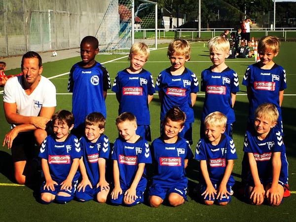Stolzer Trainer und Mann für alle Fälle: Christian Broßmann und sein aktuelles Team bei Hertha 03 Zehlendorf.