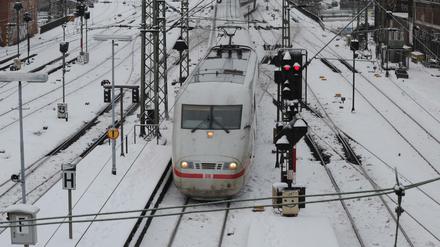 Vorsicht bei Durchfahrt des Schneezuges.
