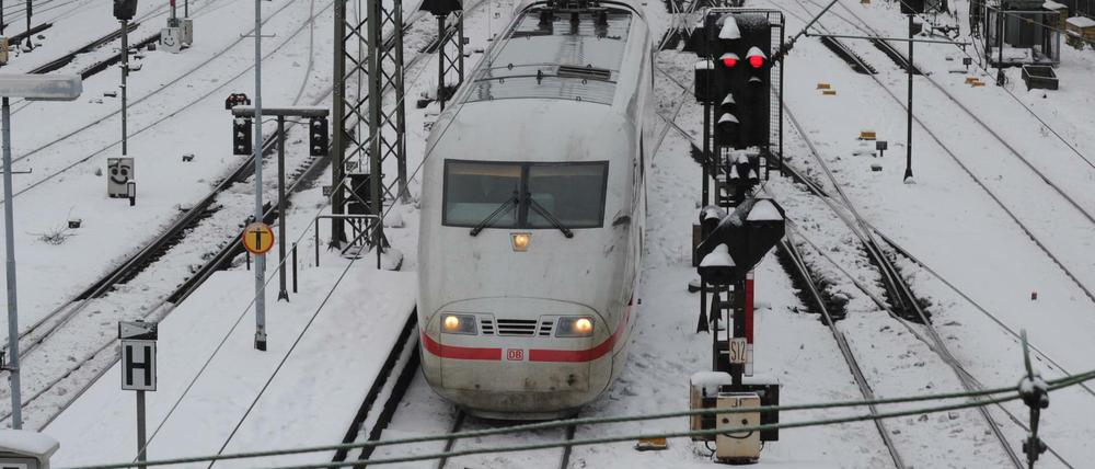 Vorsicht bei Durchfahrt des Schneezuges.