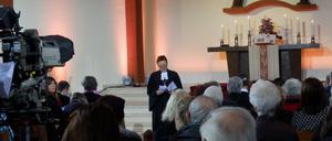 Wie aus dem Drehbuch: Generalsuperintendentin Ulrike Trautwein hielt die Predigt in der Flüchtlingskirche.