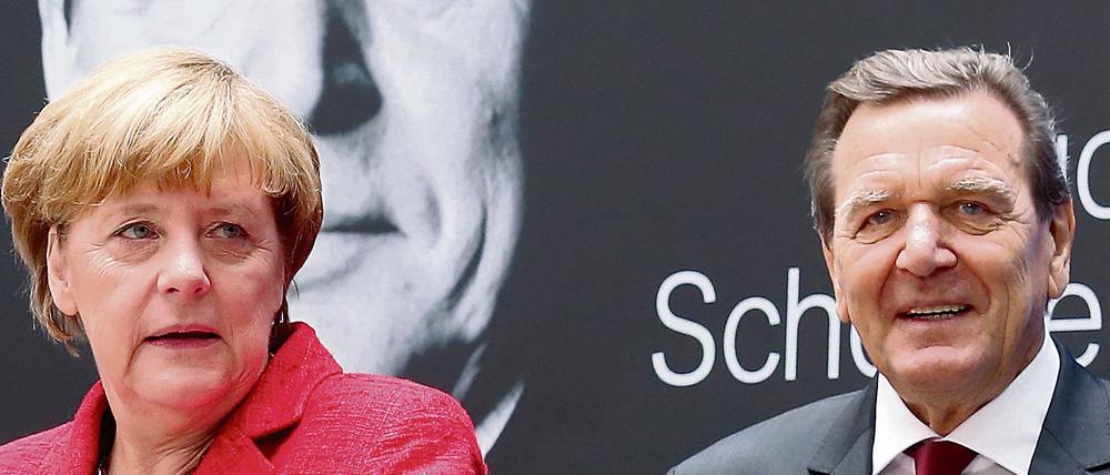 Ein Bild aus besseren Tagen: Angela Merkel stellte im September 2015 eine Biografie über Gerhard Schröder vor.