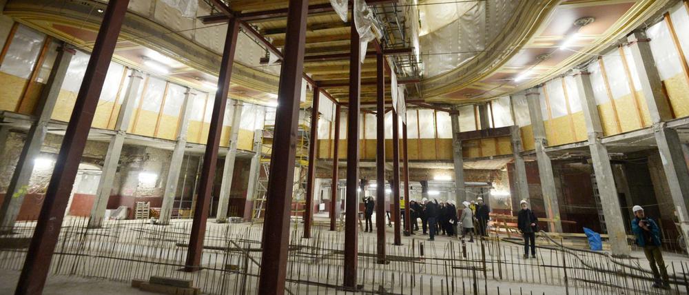 Blick auf die provisorische Deckenabstützungen auf der Baustelle der Staatsoper Unter den Linden.