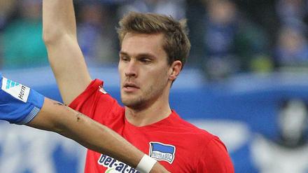 Sebastian Langkamp im roten Trikot der Berliner. Sein Einsatz gegen Augsburg ist noch fraglich.