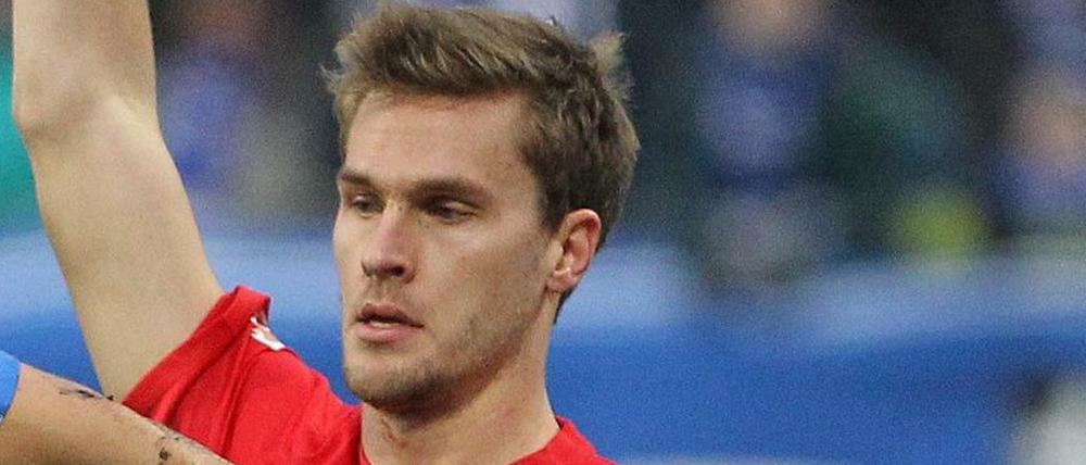 Sebastian Langkamp im roten Trikot der Berliner. Sein Einsatz gegen Augsburg ist noch fraglich.