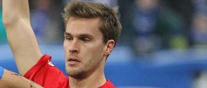 Sebastian Langkamp im roten Trikot der Berliner. Sein Einsatz gegen Augsburg ist noch fraglich.