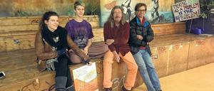 Stolzes Team. Die Schüler Daniela Walter und Julian Gerull mit ihren Lehrern Klaus Trappmann und Hermann Werle (v.l.n.r.) in der Schule für Erwachsenenbildung im Mehringhof. 