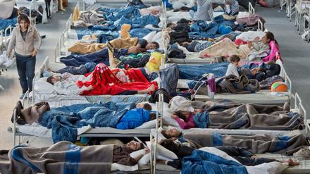 Bett an Bett - hier in einer Halle im hessischen Hanau. Die Koalition will erreichen, dass weniger Flüchtlinge kommen.