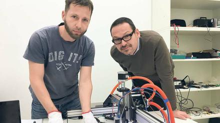 Detailliert. Altorientalist Markus Hilgert (re.) und Vermessungsingenieur Jan Krumnow erfassen archäologische Funde in digitaler Form – hier eine Keilschrifttafel. 