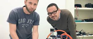 Detailliert. Altorientalist Markus Hilgert (re.) und Vermessungsingenieur Jan Krumnow erfassen archäologische Funde in digitaler Form – hier eine Keilschrifttafel. 