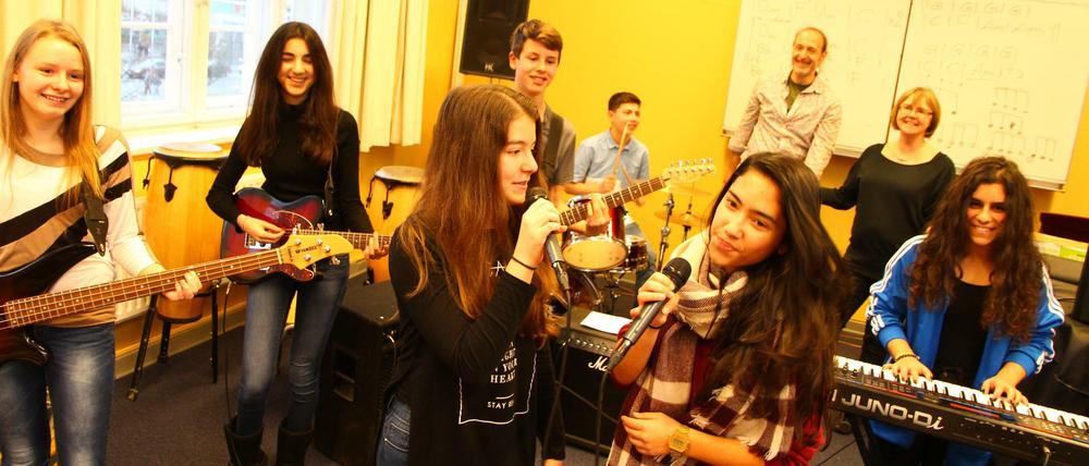 Die Schulband "Right Directions" mit Lehrer Christoph Hillmann beim Proben im Eckener-Gymnasium.
