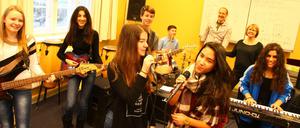 Die Schulband "Right Directions" mit Lehrer Christoph Hillmann beim Proben im Eckener-Gymnasium.