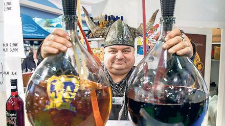 Zaubertrank der Wikinger? Sieht sehr danach aus, ist aber Honigwein aus Sachsen. Die große Auswahl an regionalen Spezialitäten aus aller Welt ist für viele Besucher ein Hauptgrund, die Grüne Woche zu besuchen. Die ist bis zum 24. Januar geöffnet. 