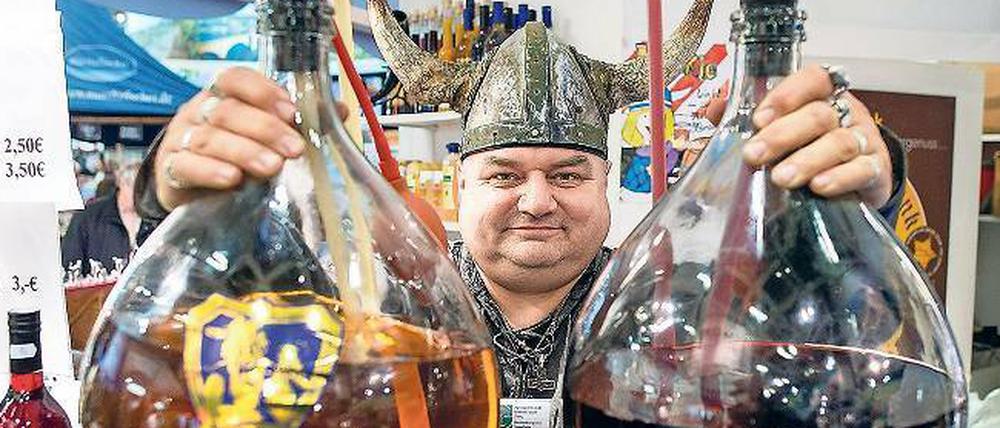 Zaubertrank der Wikinger? Sieht sehr danach aus, ist aber Honigwein aus Sachsen. Die große Auswahl an regionalen Spezialitäten aus aller Welt ist für viele Besucher ein Hauptgrund, die Grüne Woche zu besuchen. Die ist bis zum 24. Januar geöffnet. 