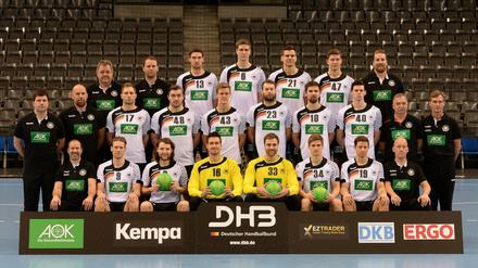Handball: Mannschaftsfoto der Handball Nationalmannschaft am 04.01.2016 in der Porsche Arena in Stuttgart (Baden-Württemberg). Vordere Reihe l-r Physiotherapeut Bernd Götzenberger, Tobias Reichmann, Johannes Sellin, Carsten Lichtlein, Andreas Wolff, Rune Dahmke, Martin Strobel, Physiotherapeut Dennis Finke. Mittlere Reihe Co-Trainer Alexander Haase, Co-Trainer Axel Kromer, Steffen Weinhold, Jannik Kohlbacher, Niclas Pieczkowski, Steffen Fäth, Fabian Wiede, Simon Ernst, Mannschaftsarzt Prof. Dr. Kurt Steuer, Physiotherapeut Peter Gräschus. Hintere Reihe Teamkoordinator Thomas Otto, Bundestrainer Dagur Sigurdsson, Hendrik Pekeler, Finn Lemke, Erik Schmidt, Christian Dissinger, Teammanager Oliver Roggisch.