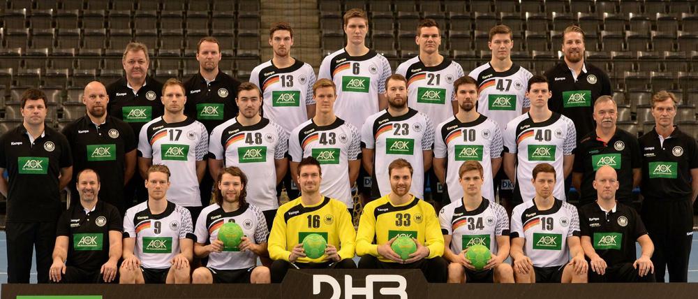Handball: Mannschaftsfoto der Handball Nationalmannschaft am 04.01.2016 in der Porsche Arena in Stuttgart (Baden-Württemberg). Vordere Reihe l-r Physiotherapeut Bernd Götzenberger, Tobias Reichmann, Johannes Sellin, Carsten Lichtlein, Andreas Wolff, Rune Dahmke, Martin Strobel, Physiotherapeut Dennis Finke. Mittlere Reihe Co-Trainer Alexander Haase, Co-Trainer Axel Kromer, Steffen Weinhold, Jannik Kohlbacher, Niclas Pieczkowski, Steffen Fäth, Fabian Wiede, Simon Ernst, Mannschaftsarzt Prof. Dr. Kurt Steuer, Physiotherapeut Peter Gräschus. Hintere Reihe Teamkoordinator Thomas Otto, Bundestrainer Dagur Sigurdsson, Hendrik Pekeler, Finn Lemke, Erik Schmidt, Christian Dissinger, Teammanager Oliver Roggisch.
