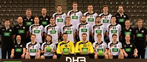 Handball: Mannschaftsfoto der Handball Nationalmannschaft am 04.01.2016 in der Porsche Arena in Stuttgart (Baden-Württemberg). Vordere Reihe l-r Physiotherapeut Bernd Götzenberger, Tobias Reichmann, Johannes Sellin, Carsten Lichtlein, Andreas Wolff, Rune Dahmke, Martin Strobel, Physiotherapeut Dennis Finke. Mittlere Reihe Co-Trainer Alexander Haase, Co-Trainer Axel Kromer, Steffen Weinhold, Jannik Kohlbacher, Niclas Pieczkowski, Steffen Fäth, Fabian Wiede, Simon Ernst, Mannschaftsarzt Prof. Dr. Kurt Steuer, Physiotherapeut Peter Gräschus. Hintere Reihe Teamkoordinator Thomas Otto, Bundestrainer Dagur Sigurdsson, Hendrik Pekeler, Finn Lemke, Erik Schmidt, Christian Dissinger, Teammanager Oliver Roggisch.