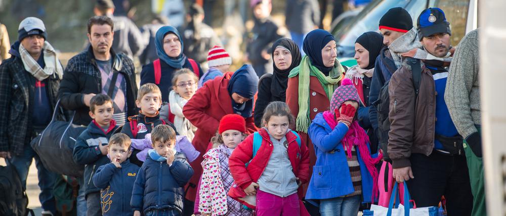 Flüchtlinge nahe der oberösterreichischen Ortschaft Hanging gehen in Richtung Deutschland.