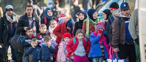 Flüchtlinge nahe der oberösterreichischen Ortschaft Hanging gehen in Richtung Deutschland. 
