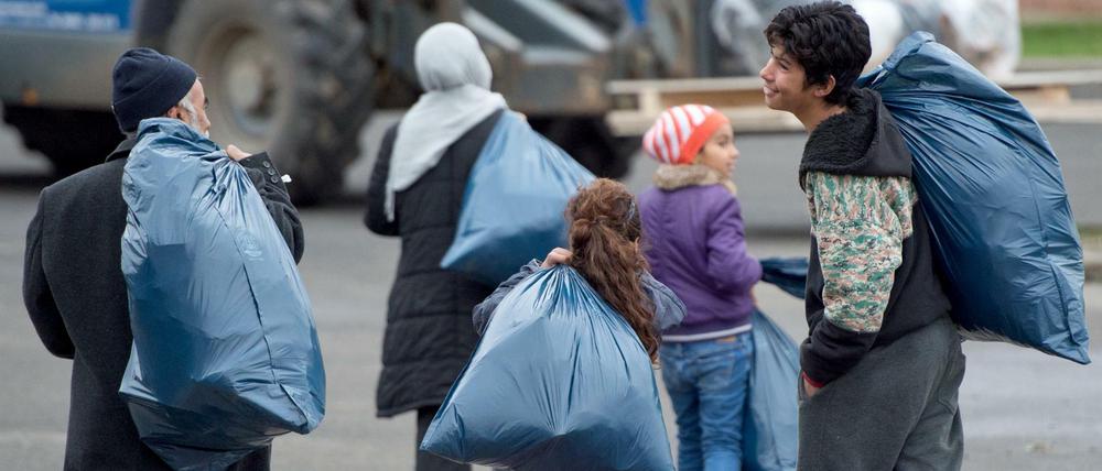 Mit Sack und Pack - wohin? Flüchtlinge in der Erstaufnahme im hessischen Gießen. 