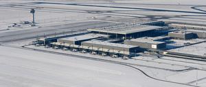 Schneelandschaft. Der BER ist eingeschneit, der Ärger über den Bau nicht.