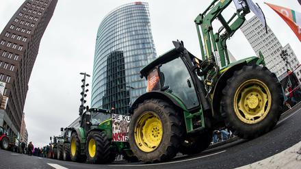 Nach Polizeiangaben kamen deutlich weniger Demonstranten als von den Veranstaltern beider Demos erwartet.