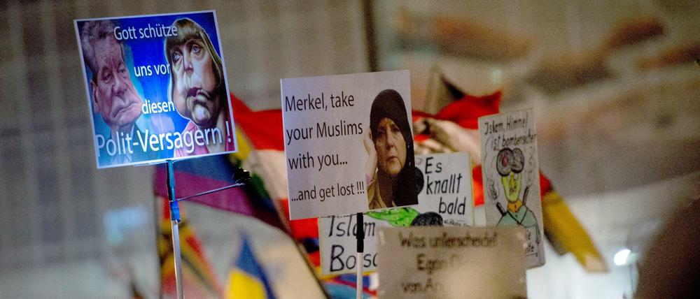 Unter dem Motto "Merkel muss weg" rufen Rechtsextreme bundesweit zu einer Demo in Berlin auf. 