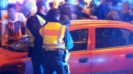 Eine Festnahme in der Kölner Silvesternacht. Der Kriminologe Christian Walburg analysiert auf Tagesspiegel Causa die Ursachen für das erhöhte Kriminalitätsrisiko unter jungen nordafrikanischen Migranten.