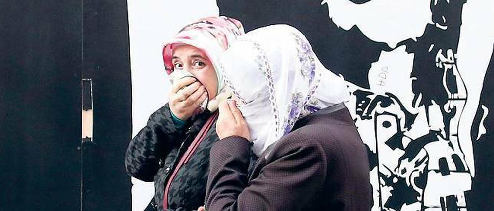 Nicht atmen. Menschen schützen sich in Istanbul vor Tränengas, das die Polizei gegen kurdische Demonstranten eingesetzt hat. Die Gewaltwelle ebbt nicht ab.