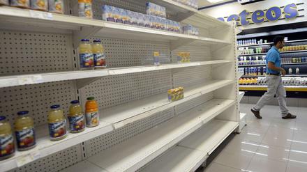 Ein leeres Supermarktregal in Caracas zeugt von den wirtschaftlichen Schwierigkeiten in Venezuela. 