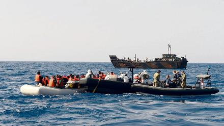 Diese Flüchtlinge hatten das Glück, im Mittelmeer von Soldaten der britischen Marine gerettet zu werden. 