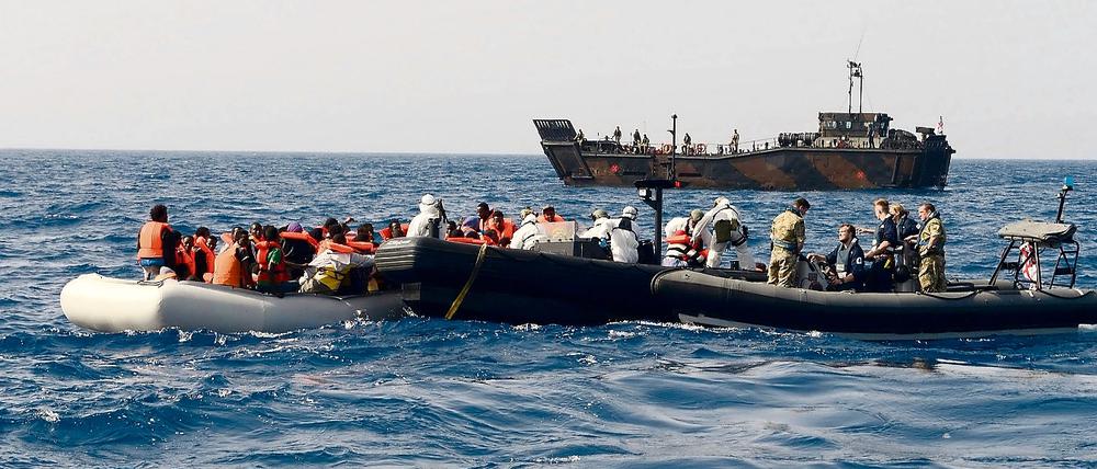 Diese Flüchtlinge hatten das Glück, im Mittelmeer von Soldaten der britischen Marine gerettet zu werden. 