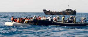 Diese Flüchtlinge hatten das Glück, im Mittelmeer von Soldaten der britischen Marine gerettet zu werden. 