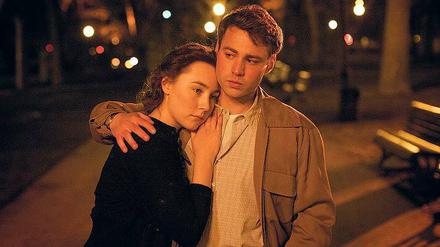 Die Irin Eilis (Saoirse Ronan) und der Italiener Tony (Emory Cohen) lernen sich in Brooklyn kennen und lieben.