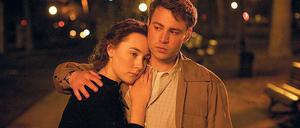 Die Irin Eilis (Saoirse Ronan) und der Italiener Tony (Emory Cohen) lernen sich in Brooklyn kennen und lieben.