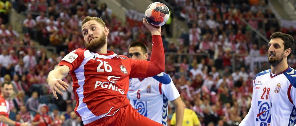 Polens Michal Daszek (links) beim Auftaktspiel des Gastgebers der Handball-EM.